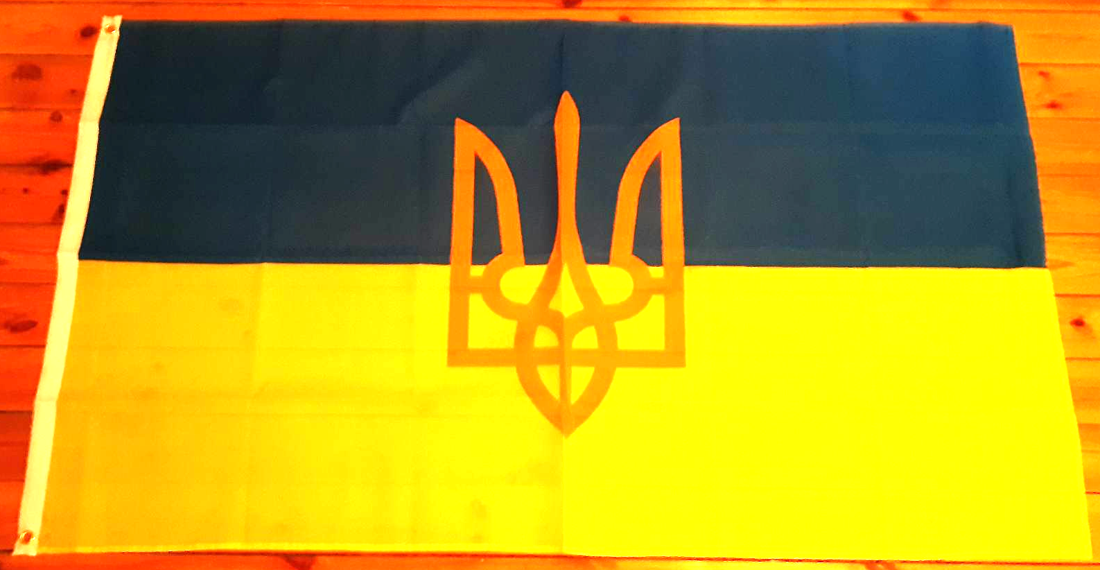 UKRAINA FLAGGA MED VAPEN 150X90CM